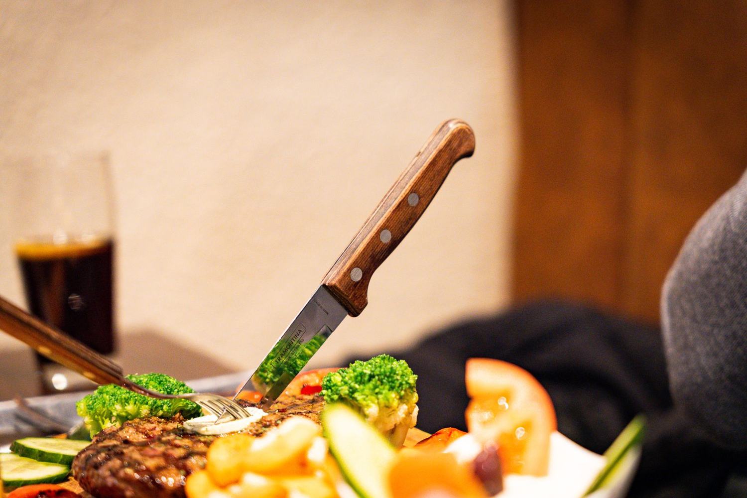 Gericht vom Grill mit Beilagen