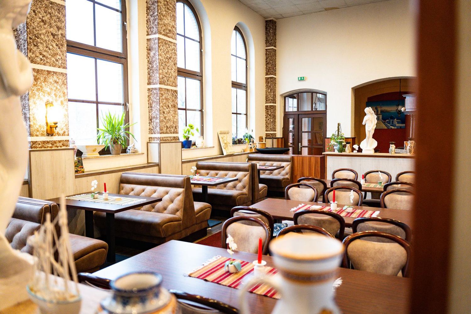 Gastraum des Restaurant Athen mit Rundbogenfenstern